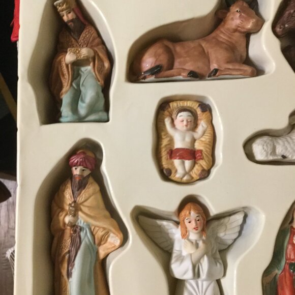 Vintage in original box porcelain Nativity set 11pc in amazing condition - Picture 4 of 5